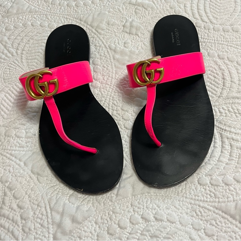 GUCCI Marmont Double GG Hot Pink T Strap Flat Sandal Black Leather Size 40.5